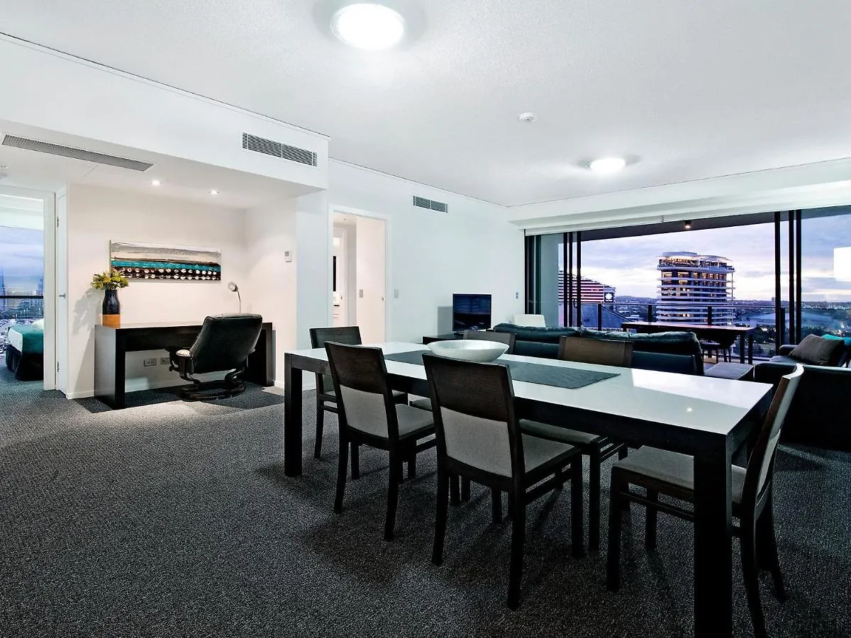 Large Modern 3 Bedroom Apartment With City Views - Coasthm Gold Coast