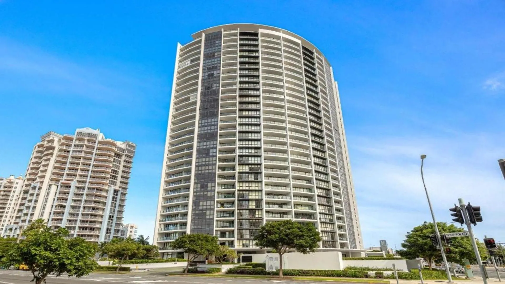 Large Modern 3 Bedroom Apartment With City Views - Coasthm Gold Coast