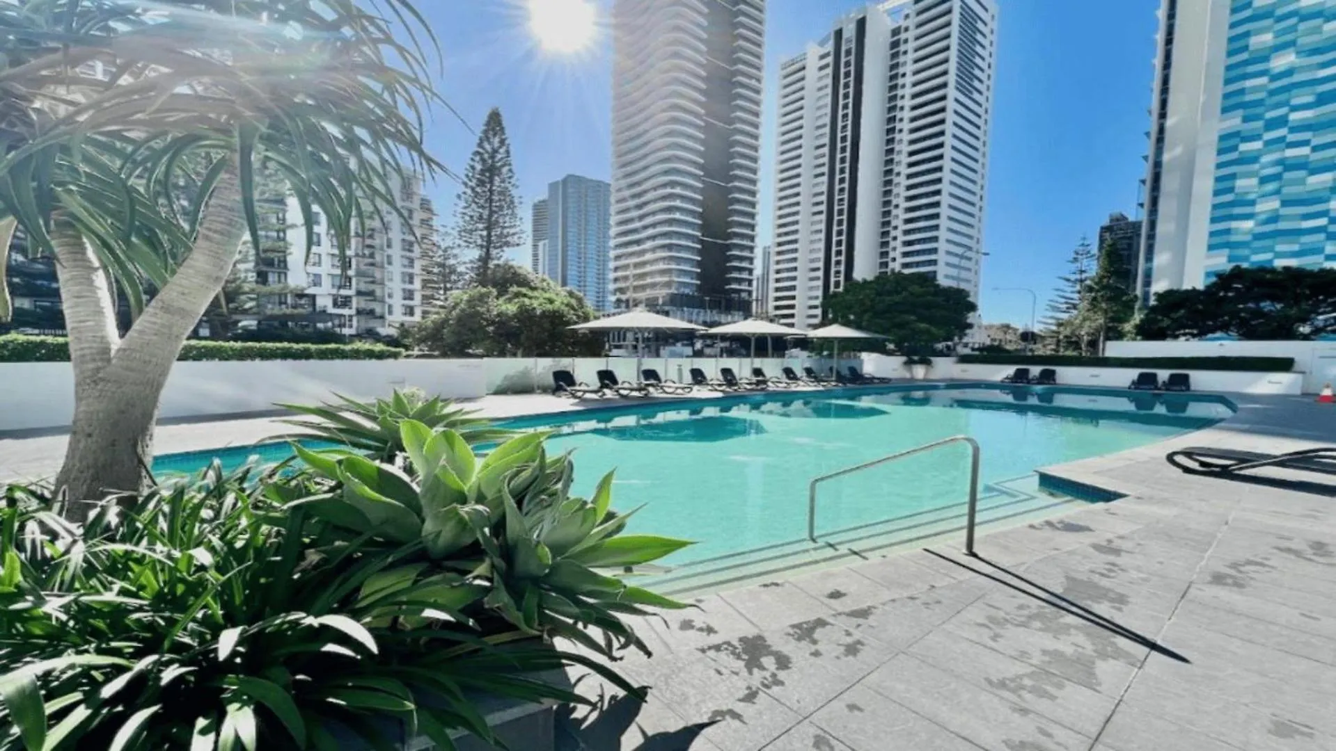 Large Modern 3 Bedroom Apartment With City Views - Coasthm Gold Coast